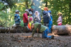 Kaum angekommen, beginnen die Kinder zu werkeln und...