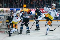Zugs Yannick-Lennart Albrecht (rechts) trifft zum 0:1. (Bild: Patrick Hürlimann / Keystone (Fribourg, 25. September 2018))