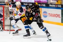 Zugs Sven Senteler (rechts) versucht den Puck gegen Julien Sprunger zu erobern. (Bild: Pascal Müller / Freshfocus (Fribourg, 25. September 2018))