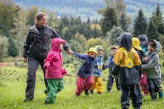 Um sich aufzuwärmen, spielen die Kinder ein Fangspiel. (Bild: Pius Amrein, Meggen, 24. September 2018)