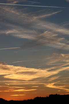 Auch der Abendliche Herbsthimmel kann noch schöne Sonnenuntergänge gestalten. Was man aber auch noch sieht, sind die vielen Flugzeugspuren, die sich noch ebenfalls ins Bild "geschlichen" haben. Über den Tag verteilt sehen und hören wir diese ja kaum. Nur beobachten lassen sich diese fast ausschliesslich auf einem Flug Radar. Aber sie sind da und zwar rund um die Uhr. (Bild: Martin Iten-Iten (Alosen, 24. September 2018))