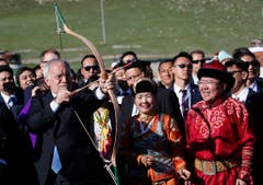 Unter der Aufsicht des mongolischen Präsidenten Tsakhiagiin Elbegdorj (rechts) übte Johann Schneider-Ammann im Rahmen des Asien-Europa-Treffens im Juli 2016 das Bogenschiessen. (Bild: Keystone)