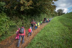 Auch in Meggen machen sich die Kindergärtler mit ihren Lehrpersonen auf den Weg zum Wald. (Bild: Pius Amrein, Meggen, 24. September 2018)