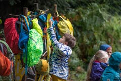 Wie in einem konventionellen Kindergarten müssen die Jacken und Rucksäcke hier im Waldkindergarten Meggen säuberlich aufgehängt werden. (Bild: Pius Amrein, Meggen, 24. September 2018)
