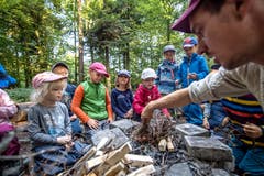 Zum Glück ist Kindergärtner Thomas Herzig (35) zur Stelle und hilft seinen Kindergärtlern. (Bild: Pius Amrein, Rothenburg, 19. September 2018)