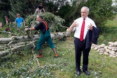 Bundesrat Johann Schneider-Ammann spricht beim Besuch eines Umwelteinsatzes in Lenzburg (Bild: Keystone)