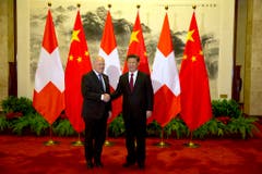 Der wohl grösste Erfolg als Bundesrat: 2014 brachte Johann Schneider-Ammann die Verhandlungen über ein Freihandelsabkommen zum Abschluss. Hier zu sehen: Johann Schneider-Ammann mit Chinas Präsidenten Xi Jingping in Peking. (Bild: Keystone)