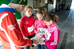 Lisa Arnold, Gina Tolusso und Janine Holenstein aus Rothenburg beraten sich. (Bild: Roger Grütter (Sursee, 25. September 2018))