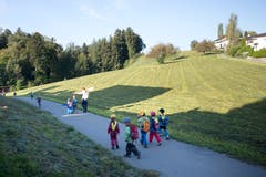 Nachdem sich die Kleinen beim Kindergarten in Rothenburg begrüssen, nehmen sie den Weg zum Wald unter ihre Füsse. (Bild: Pius Amrein, Rothenburg, 19. September 2018)