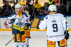 Zuger Jubel bei Santeri Alatalo und Garrett Roe (rechts) nach dem 3:1. (Bild: Pascal Müller / Freshfocus (Fribourg, 25. September 2018))