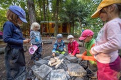 ... sich ein Feuer zu machen. Zu Beginn will das noch nicht recht klappen. (Bild: Pius Amrein, Rothenburg, 19. September 2018)