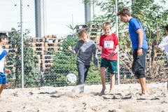 Mit Spass dabei: Damian Kunz aus Willisau (zweiter von rechts) beim Beachsoccer. (Bild: Roger Grütter (Sursee, 25. September 2018))