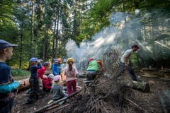 Die Kinder sind begeistert von ihrem Feuer. (Bild: Pius Amrein, Rothenburg, 19. September 2018)