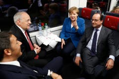 An der Gottharderöffnung fuhr Johann Schneider-Ammann mit dem damaligen italienischen Premier Matteo Renzi, der deutschen Kanzlerin Angela Merkel und dem damaligen französischen Präsidenten François Hollande im Juni 2016 durch den Tunnel. (Bild: Keystone)