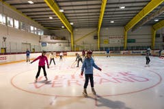 Neben den Wettkämpfen konnte die Kinder auch Schlittschuhlaufen. (Bild: Roger Grütter (Sursee, 25. September 2018))