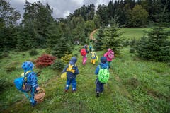 Im Hintergrund erblicken die Knaben und Mädchen «ihr» Tipi. In diesem können sie sich bei Kälte aufwärmen. (Bild: Pius Amrein, Meggen, 24. September 2018)