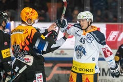 Zugs Carl Klingberg (rechts) im Duell mit Fribourgs Samuel Walser. (Bild: Patrick Hürlimann / Keystone (Fribourg, 25. September 2018))