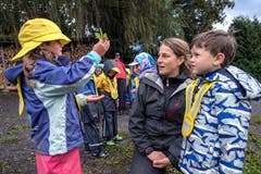 Unterwegs spielen die Kinder mit gefundenen Naturgegenständen «Schäri, Stei, Papier, Natur». (Bild: Pius Amrein, Meggen, 24. September 2018)