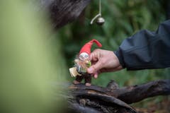 Mit kleinen Zwergpuppen erklärt die Kindergärtnerin Claudia Schluth den Kindern, was sie nun machen sollen. (Bild: Pius Amrein, Meggen, 24. September 2018)