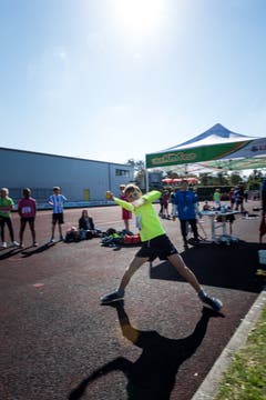 Leon Schacher aus Willisau beim Weitwurf. (Bild: Roger Grütter (Sursee, 25. September 2018))