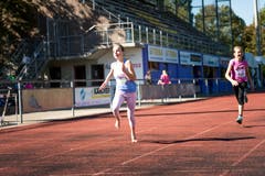 Tirza Schneider (links) aus Willisau läuft vor Lavinia Aregger ins Ziel. (Bild: Roger Grütter (Sursee, 25. September 2018))