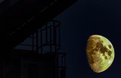 Der Mond so nahe an Wattwil. (Bild: Renato Marciariello)