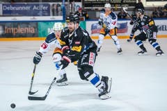 Zugs Santeri Alatalo (links) im Laufduell mit Fribourgs Andrei Bykov. (Bild: Patrick Hürlimann / Keystone (Fribourg, 25. September 2018))