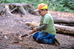 Statt mit Kinderspielzeug beschäftigt sich dieser Kindergärtler lieber mit der Erde. (Bild: Pius Amrein, Rothenburg, 19. September 2018)