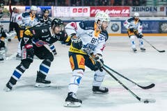 Zugs Fabian Haberstich (rechts) vor Fribourgs Marco Forrer am Puck. (Bild: Patrick Hürlimann / Keystone (Fribourg, 25. September 2018))