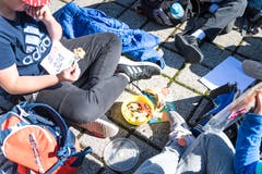 Joel Pinto aus Luzern geniesst das Mittagessen. (Bild: Roger Grütter (Sursee, 25. September 2018))