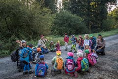 Unterwegs ist es wichtig, immer wieder zusammenzukommen und die Kinder durchzuzählen. (Bild: Pius Amrein, Rothenburg, 19. September 2018)