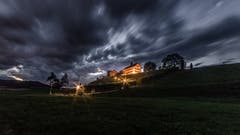 Gewitterwolken in der Nacht über dem Schloss Dottenwil . (Bild: Stefan Truffer)