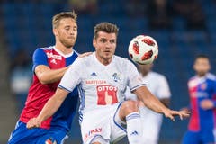 Luzerns Pascal Schürpf, rechts, kämpft um dem Ball mit Basels Silvan Widmer. (Bild: KEYSTONE/Alessandro della Valle)