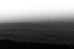 Ein einsamer Luftballon über dem herbstlich- nebligen Thurgau. (Bild: Matthias Rozinek)