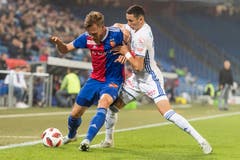 Basels Silvan Widmer, links, kämpft um dem Ball gegen Luzerns Ruben Vergas. (Bild: KEYSTONE/Alessandro della Valle)