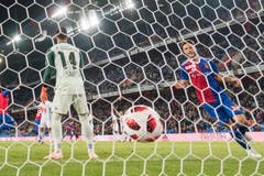 Der Ball ist zum 1:0 im Tor, Basels Ricky van Wolfswinkel, rechts, jubelt. (Bild: KEYSTONE/Alessandro della Valle)