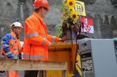 Astra Projektleiter Thomas Kloth drückt den Startknopf für den Vortrieb der letzten 30 Zentimer zum Durchschlag.