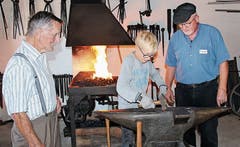 Angela Deiss erzählte einer grossen Gruppe vom Räuchern mit einheimischen Kräutern. (Bild: Bilder: Katja Bellino)