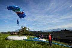 Die Swiss Skydiving Nationalmannschaft war am Mittwoch beim Training in Luzern, bevor die Springerinnen und Springer dann ab Donnerstag am Weltcup-Final im Tessin teilnehmen. (Bild: Jakob Ineichen, 26. September 2018)