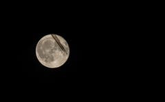 Flugzeug kreuzt den Mond (Bild: Daniel Hegglin /Zug, 25. September 2018))
