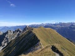 Gratwanderweg zwischen Biet und Mändli mit toller Aussicht auf die Berge. (Bild: Urs Gutfleisch (Biet und Mändli, 26. September 2018))