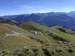 Die Alp Breitenfeld (1764 m) auf dem Bergweg hinauf auf den Schönbüel. (Bild: Urs Gutfleisch (Alp Breitenfeld, 26. September 2018))