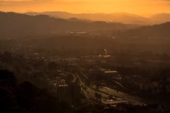 Goldige Bahngeleise leuchten im letzten Sonnenlicht. Aufgenommen vom St. Galler Berneggwald in Richtung Fürstenland. (Bild: Christian Wild)
