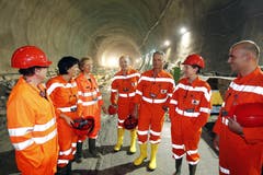 Bundeskanzlerin Corina Casanova und die Bundesräte Doris Leuthard, Eveline Widmer-Schlumpf, Ueli Maurer, Didier Burkhalter, Simonetta Sommaruga und Alain Berset, von links nach rechts, stehen im Neattunnel. (Bild: Urs Flüeler/Keystone (Sedrun, 5.September 2012))