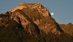 Der Mond geht neben dem von der Morgensonne rot erleuchteten Pilatus unter. (Bild: Karl Odermatt (Hergiswil, 27. September 2018))
