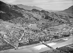 Trübbach mit der alten Holzbrücke über den Rhein. (Bild: Staatsarchiv St. Gallen)