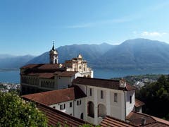 Die berühmte Madonna del Sasso Kirche steht über dem Lago Maggiore in Orselina. (Bild: Bruno Ringgenberg (Orselina, 26. September 2018))