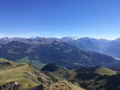 Die Aufnahme entstand zwischen Mändli und Dundelegg. Tolle Fernsicht auf die Berge. Im Vordergrund sieht man die Bergstation Turren. (Bild: Urs Gutfleisch (Mändli, 26. September 2018))