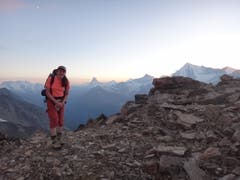 Abendstimmung auf der Gugla 3376m beim Aufstieg zum Nadelgrat. Dieser Berg und der Nadelgrat gehören zur Mischabelgruppe in den Walliser-Alpen. Im Hintergrund: Ganz links das Breithorn. Rechts von Sarah Elena: Matterhorn, Dent d`Herens, Obergabel-, Zinalrot- und Weisshorn. (Bild: Raphael Wellig, 16. September 2018)