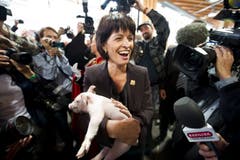 Doris Leuthard hält an der Olma ein Schweinchen. (Bild: Ennio Leanza/Keystone (St. Gallen, 7. Oktober 2010))
